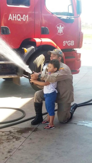 Corpo de Bombeiros: uma vida dedicada ao atendimento humanitário Após resgatar menino que ficou 12 horas perdido na mata, Corpo de Bombeiros fez uma festa para a criança. Foto: Arquivo Perfil News