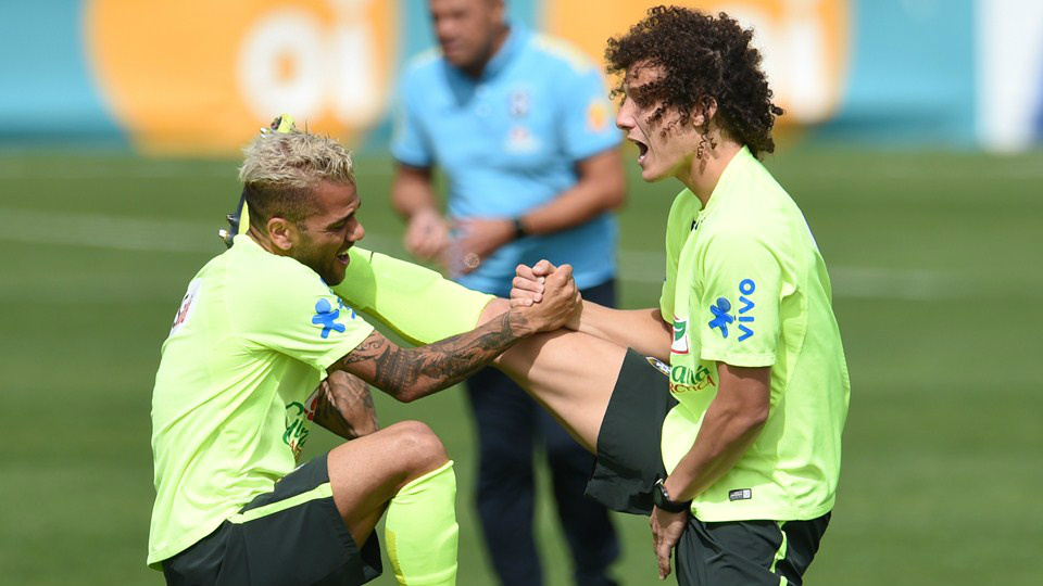 Os defensores brasileiros Daniel Alves e David Luiz se exercitam durante treinamento, antes da partida contra os alemães (Foto: Fifa)