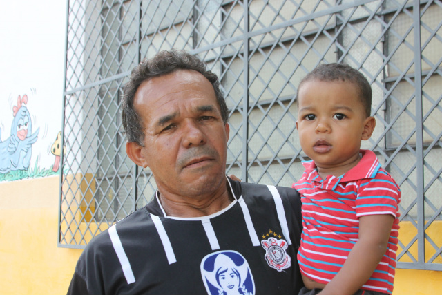 Creches entram em recesso e pais ficam preocupados em onde deixar os filhos, enquanto trabalham O jardineiro Cícero Pedro Batista ficou preocupado com quem o seu filho ficará no período de férias. (Foto: Patrícia Miranda)