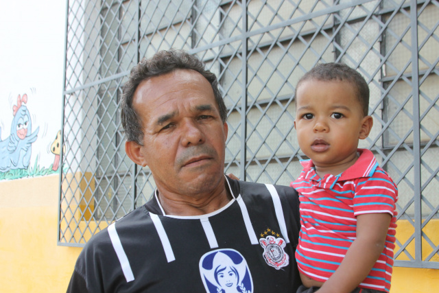 O jardineiro Cícero Pedro Batista ficou preocupado com quem o seu filho ficará no período de férias. (Foto: Patrícia Miranda)