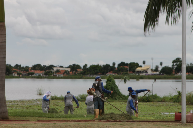Funcionários terceirizados da prefeitura executam operação de limpeza na Lagoa maior (Foto: Ricardo Ojeda)