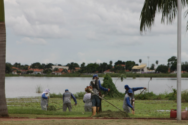 Casos de dengue preocupam moradores de Três Lagoas Funcionários terceirizados da prefeitura executam operação de limpeza na Lagoa maior (Foto: Ricardo Ojeda)
