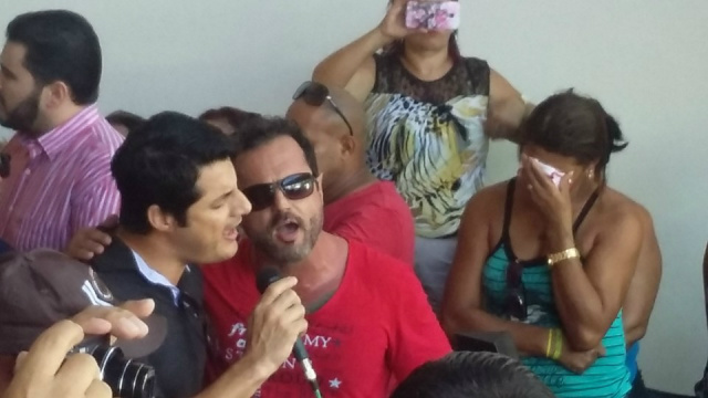 Durante seu velório, na despedida amigos cantaram musicas de Cícero gostava de ouvir e cantar para seu público cativo (Foto:Ricardo Ojeda/Arquivo)