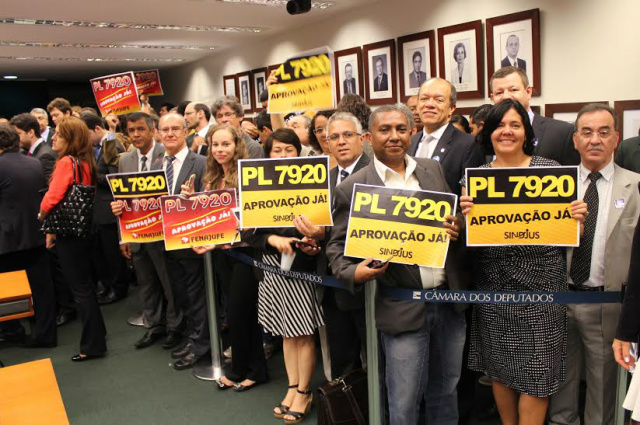 Os servidores federais lotaram a sala de reuniões da Comissão de Finanças e Tributação da Câmara Federal (Foto: Divulgação)