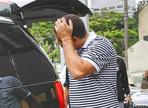 Apu Gomes/Folhapress
Ronaldo entra em seu carro após chegar no hotel em Alphaville
