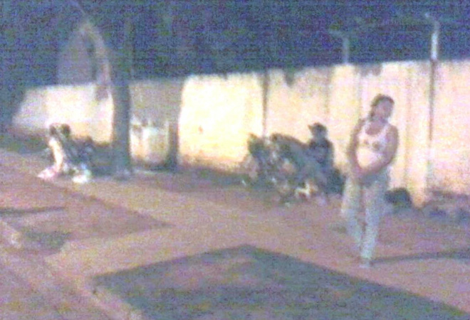 Imagem desfocada por ter sido captada em aparelho celular de baixa resolução mostra a fila de mulheres que aguardam o dia amanhecer para conseguir vaga na creche da Vila Haro (Foto: Divulgação)