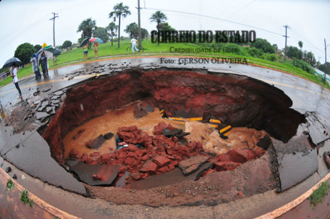 O ''ponto'' azul dentro da cratera é o Pálio (Foto: Gerson Oliveira / Correio do Estado)