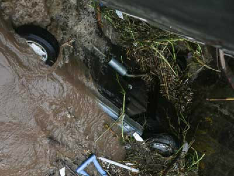 Um veículo urbano de carga cai no Córrego Verde,
na Zona Leste de São Paulo (Foto: William Volcov/
Brazil Photo Press /Estadão Conteúdo)