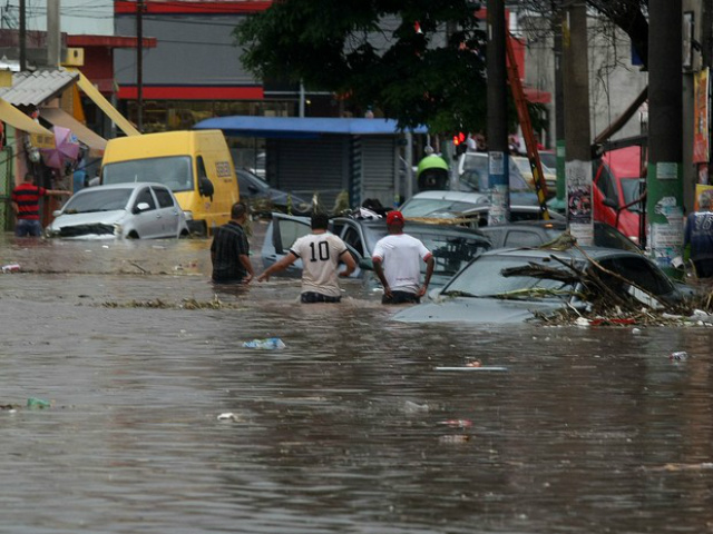Forte chuva provoca alagamento na Rua Padre Viegas de Menezes, no centro de Itaquera, na zona leste de São Paulo, na tarde desta quarta-feira, 10. (Foto: Sergio Neves/Estadão Conteúdo)