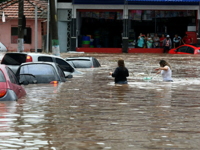 Moradores da Zona Leste de SP limpam sujeira deixada por enchente Dezenas de carros foram arrastados e encobertos pela água na Rua Padre Viegas de Menezes, no centro de Itaquera, na zona leste de São Paulo, durante o temporal que atingiu a cidade na tarde desta quarta-feira, 10. (Foto: SERGIO NEVES/ESTADÃO CONTEÚDO)