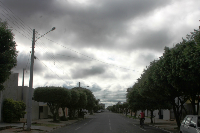 AGORA: Tempo nublado, mas com previsão de 99% de chuva em Três Lagoas Mesmo com previsão de chuva, a população três-lagoense sentirá altas temperaturas nesta quinta-feira. (Foto: Patrícia Miranda)
