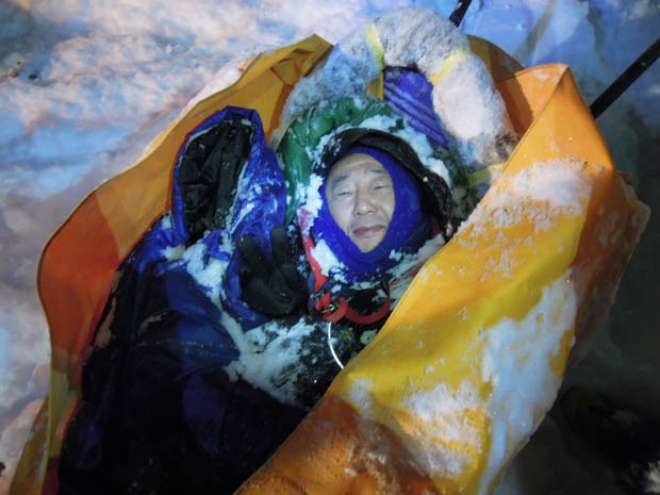 Foto fornecida por Yong Chun Kim mostra o alpinista depois de ser encontrado pelas equipes de resgate
Foto: AP
