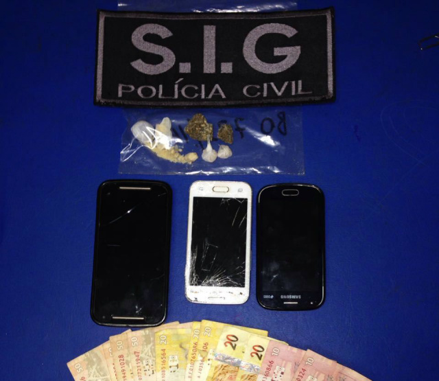 Polícia Civil prende jovem por tráfico de drogas na própria residência Drogas e objetos apreendidos durante a prisão do jovem de 22 anos. (Foto: Assessoria)