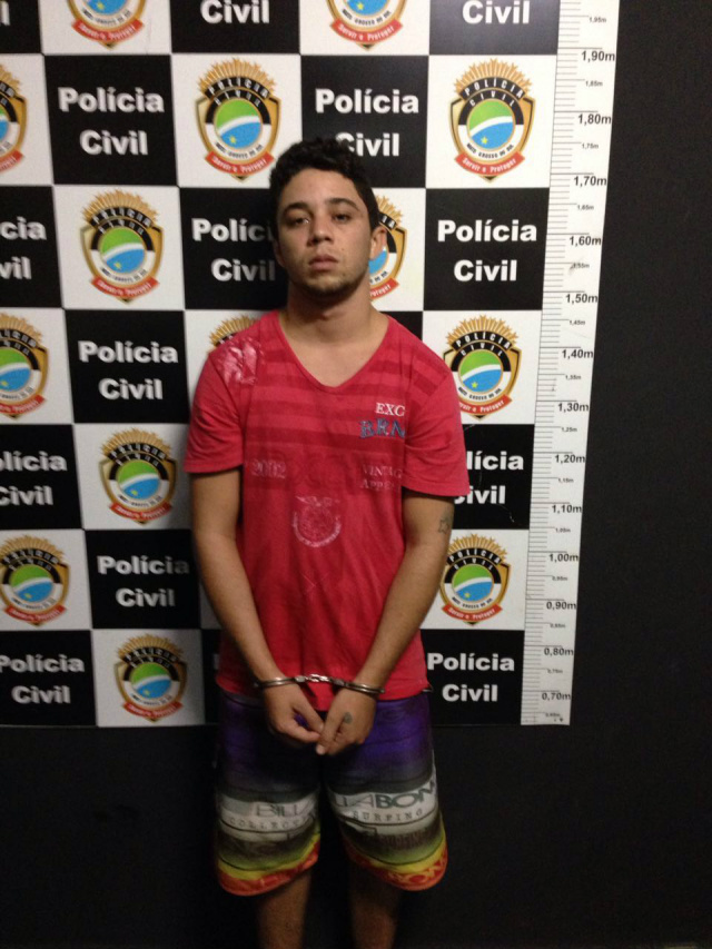 Polícia Civil prende jovem por tráfico de drogas na própria residência Daniel dos Santos da Silva (22), vulgo “Piru”. (Foto: Assessoria)