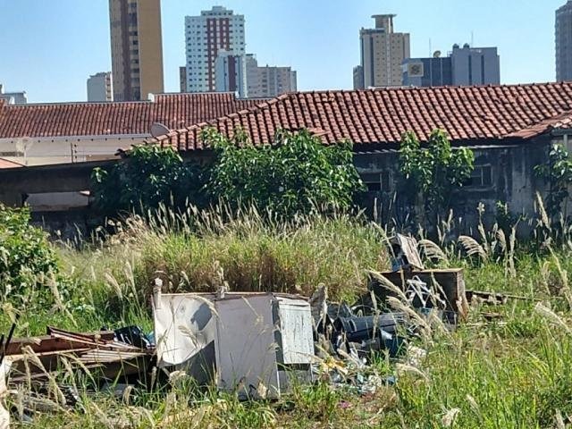 Em 6 meses, 3,2 mil tiveram dengue em MS, 50% de todas as notificações em 2017 Previsão deste inverno é de período de estiagem. Mas os cuidados com terrenos baldios e com a limpeza dos quintais devem continuar. (Foto: Liniker Ribeiro)