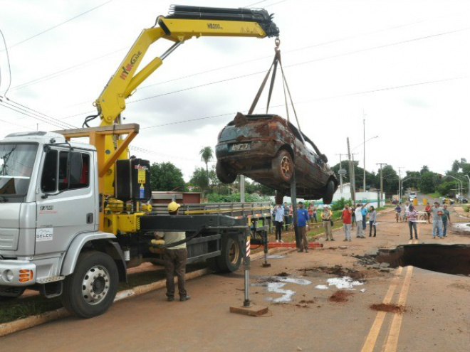 Carro 'engolido' por cratera é retirado em Campo Grande Carro é retirado de buraco em Campo Grande (Foto: Fernando da Mata/G1 MS)