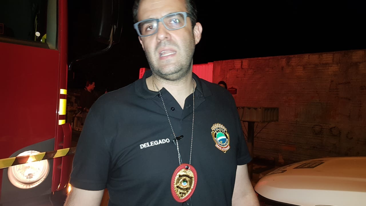 Em Três Lagoas, dupla mata adolescente e concreta cadáver em quintal de casa Delegado Roberto Oliveira Guimarães, que coordena o caso. (Foto: Ricardo Ojeda/Perfil News).