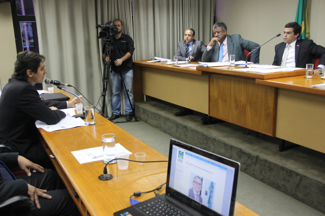 Deputado Coronel David cobra eficiência em análise de combustíveis em MS Coronel David questionou o representante da ANP sobre as parcerias para a fiscalização e análise do produto. (Foto: Assessoria)