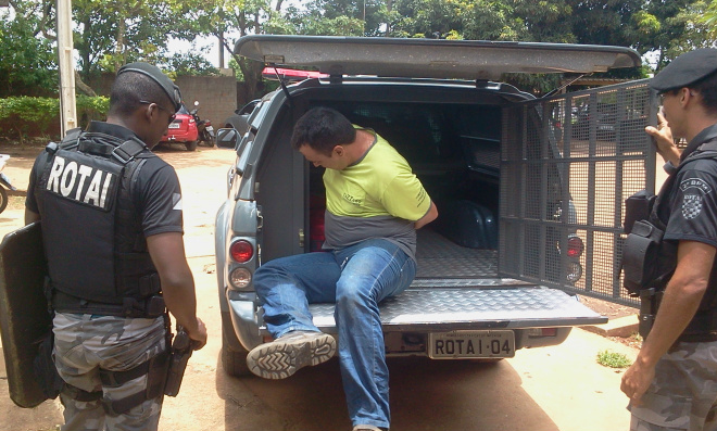 João Vitor Fronho quando chegava na sede do 1º Distrito Policial para depoimento (Foto: Ricardo Ojeda) 