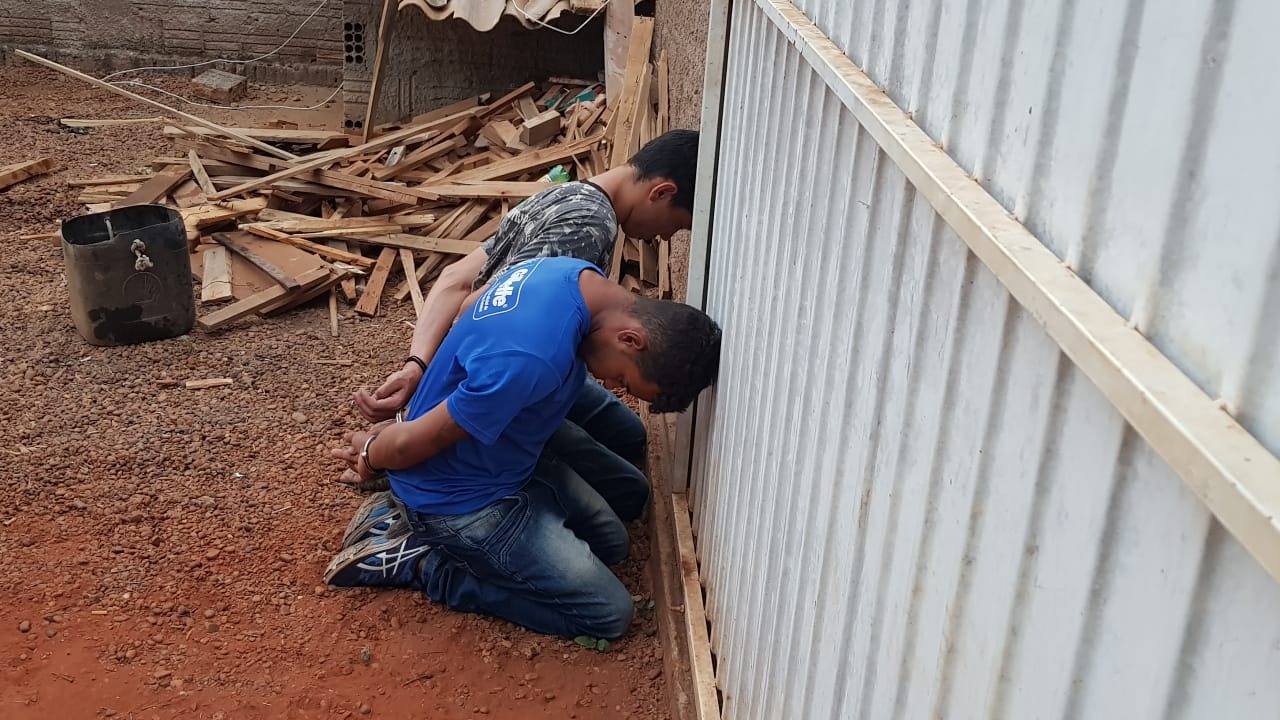 Em Três Lagoas, dupla mata adolescente e concreta cadáver em quintal de casa Acusados de assassinarem o jovem. (Foto: Ricardo Ojeda/Perfil News).