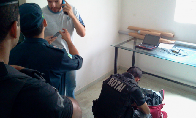 Facebook ajudou a chegar até o autor do furto no Perfil News Policiais da Rotai e do Serviço Reservado revista os pertences de João Vitor Fronho onde estava guardado produtos do furto (Foto: Ricardo Ojeda)