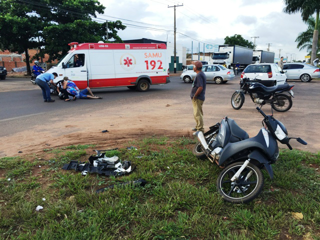 A colisão foi no bairro Jardim Alvorada, o motociclista foi socorrido pelo Corpo de Bombeiros e levado para a UPA. (Foto: Marco Campos)