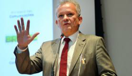 Ministro defende que operadoras tenham planos de internet limitados e ilimitados O ministro das Comunicações, André Figueiredo, vai propor às operadoras de internet termo de compromisso que preserve os direitos dos usuários. (Foto: Antonio Cruz/ Agência Brasil)