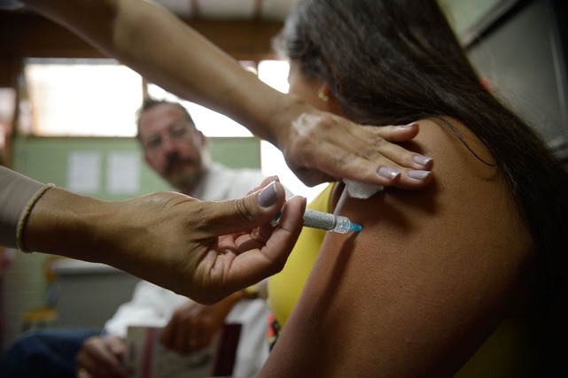 Governo quer aumentar exigência de carteirinha de vacinação nas empresas A cobertura vacinal de crianças atingiu em 2017 o menor índice dos últimos 16 anos. Os dados de 2018 ainda estão sendo atualizados pelos municípios. (Foto: Marcelo Camargo/Agência Brasil)