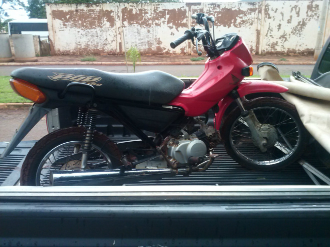 A moto estava escondida em uma casa abandonada. Foto: Divulgação/PM