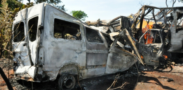 Acidente na BR-267 entre uma van e uma carreta tirou a vida de 11 pessoas (Foto: Márcio Rogério de Souza/Nova News)