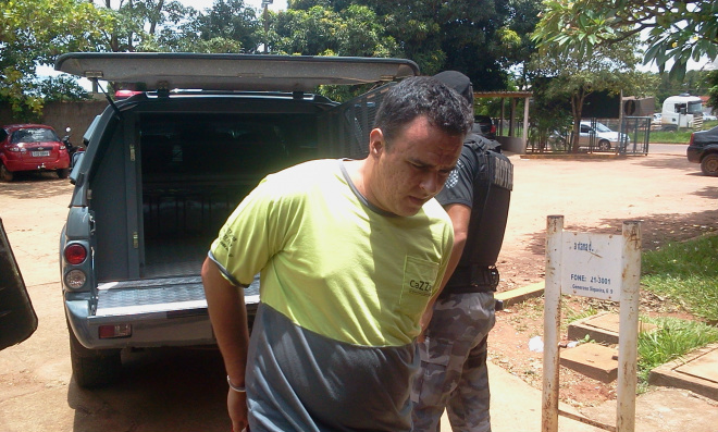 João Vitor Fronho, autor do furto na sede do Perfil News quando chegava preso na sede do Primeiro DP (Foto: Ricardo Ojeda)  