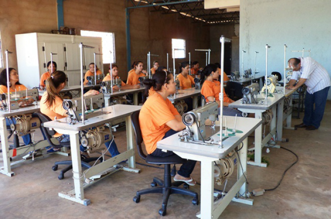 Internas participando do curso de costura industrial. Foto: Divulgação/Agepen