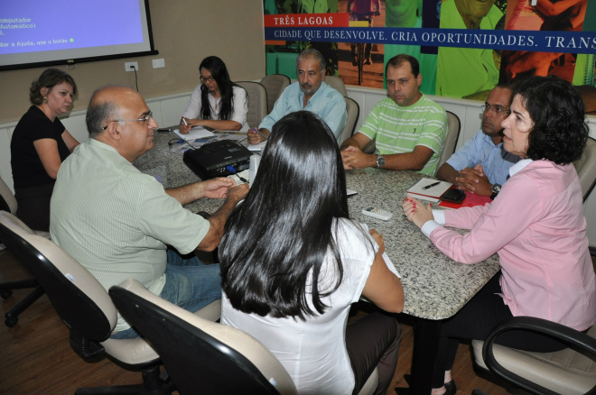 Prefeita e representantes durante reunião que decidiu sobre o vale transporte para os servidores municipais. Foto: Divulgação/Assessoria
