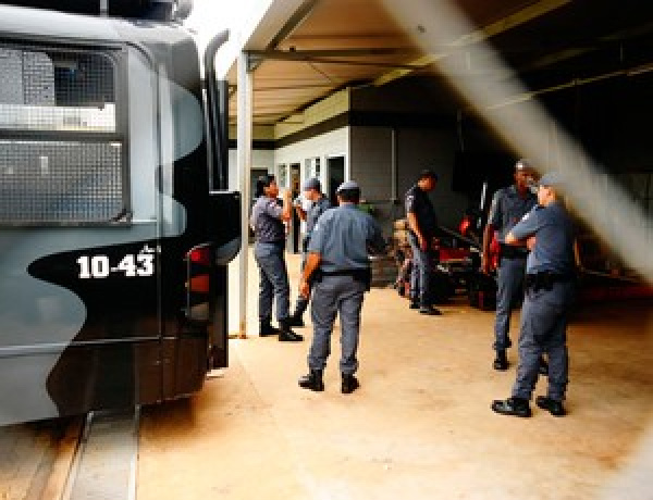 Polícia na porta do CT: medo de mais protestos
(Foto: Marcos Ribolli/ GLOBOESPORTE.COM)