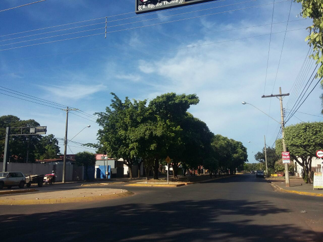 Três Lagoas terá dia de calor, sem previsão de chuva Cruzamento entre a Avenida Filinto Müller e a Rua Egídio de Thomé, na manhã de desta sexta-feira. (Foto: Patrícia Miranda)