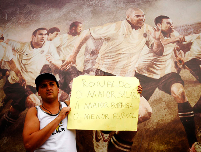 Ronaldo foi um dos alvos dos protestos desta sexta (Foto: Marcos Ribolli/ GLOBOESPORTE.COM)