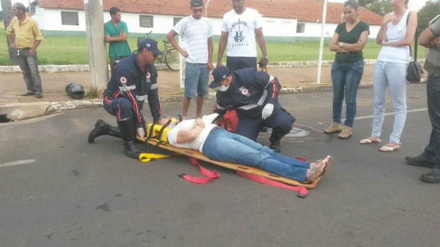 Idosa é atropelada ao tentar atravessar a rua de bicicleta Ciclista idosa é atropelada ao atravessar a rua (Foto: Marco Campos)