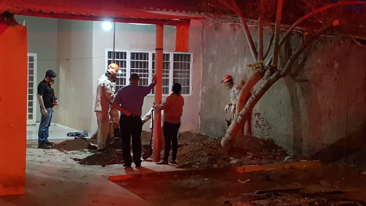 Bombeiros desenterram o corpo no final da tarde de ontem (2). (Foto: Ricardo Ojeda/Perfil News). 