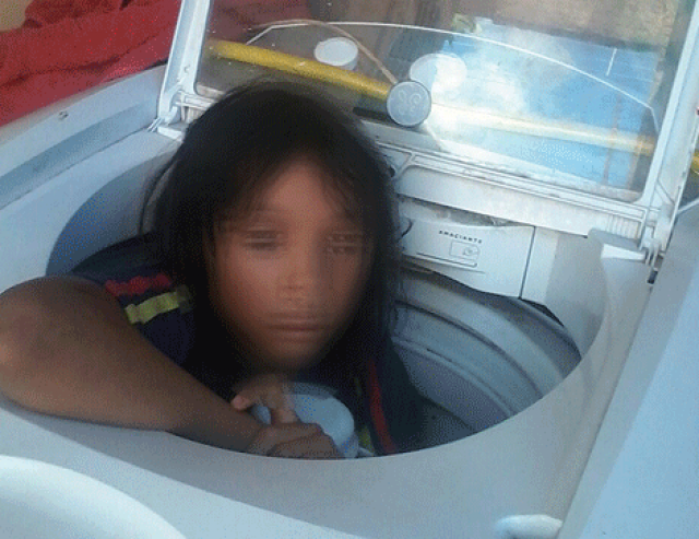 Menina fica presa dentro de máquina de lavar A menina não sofreu ferimentos na queda. (Foto: Midiamax)