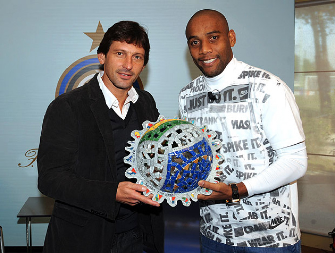 O lateral-direito Maicon, do Inter de Milão, recebeu nesta sexta-feira o troféu Samba Foot por ter sido eleito o melhor jogador brasileiro na Europa em 2010. O atleta recebeu o prêmio das mãos do técnico Leonardo, na CT do clube italiano. O camisa 2 da Seleção na última Copa do Mundo substitui assim Kaká e Luis Fabiano, que venceram o Samba Foot em 2008 e 2009, respectivamente. (Foto: Samba Foot)