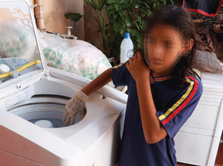 Menina fica presa dentro de máquina de lavar Ela estava andando no muro, quando caiu dentro da máquina de lavar. (Foto: Midiamax)