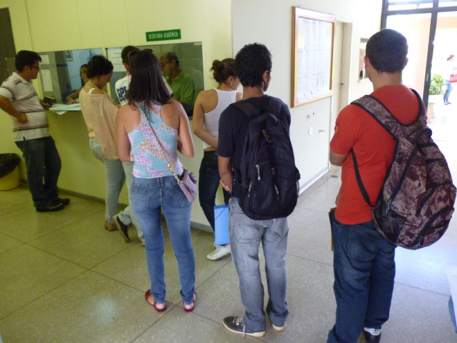 Estudantes universitários começam a maratona por busca de moradia em Três Lagoas Alunos esperam ansiosos para realizarem as matrículas
Foto: Rafael Furlan