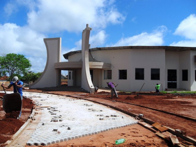 Equipe continua com o trabalho de reforma na Praça da Igreja Católica Matriz
Foto: Assessoria