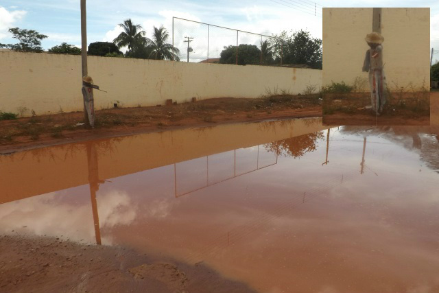 Poça de água tem atrapalhado moradores do bairro Jardim Alvorada; no detalhe, o boneco pescador (Foto: Thata Bernachi)