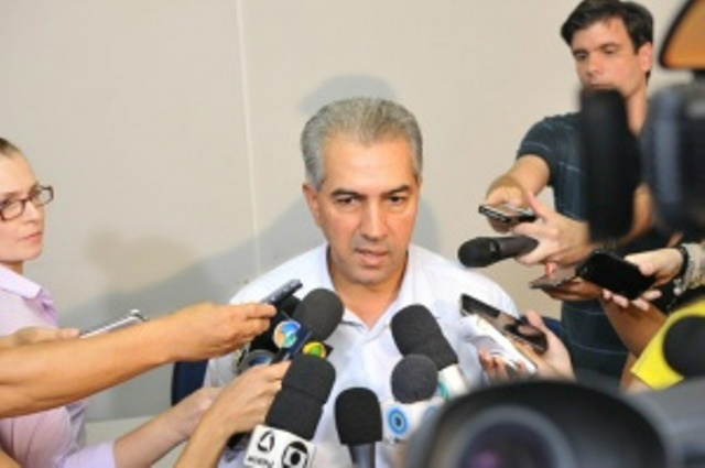 Jornalistas cercam o futuro governador para colher informações a respeito da estrutura de sua administração (Foto: CG News)