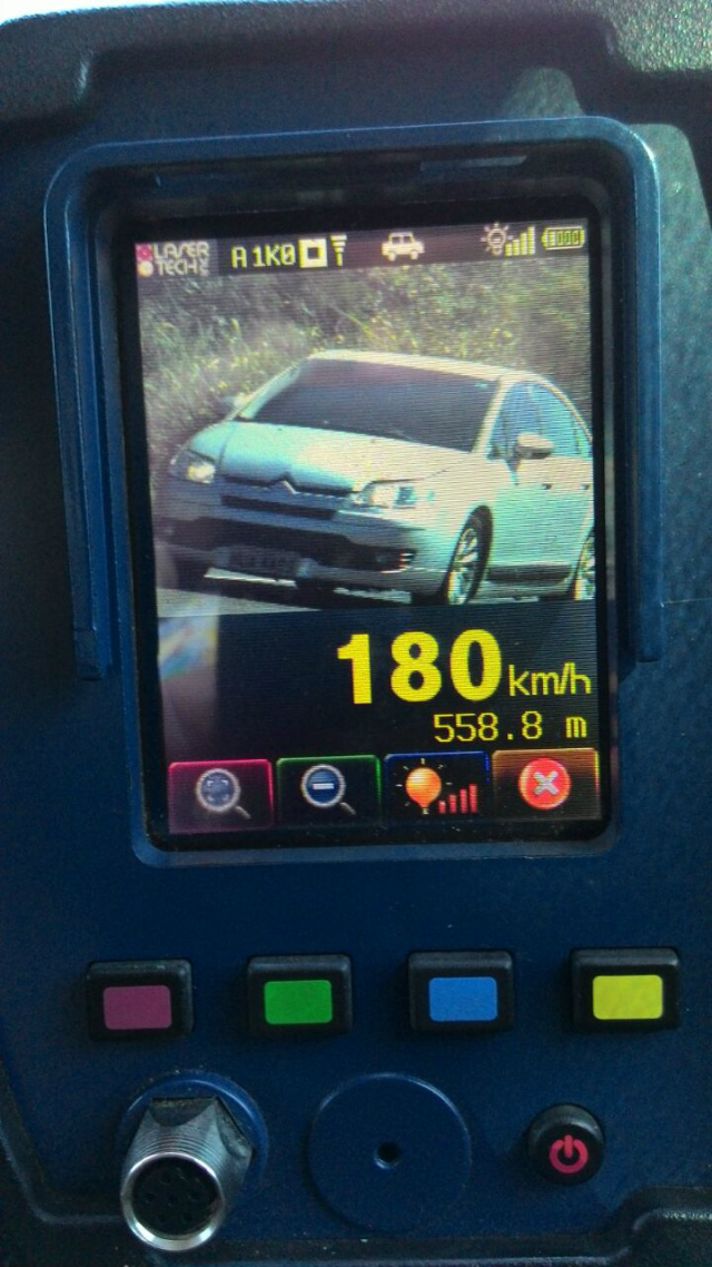 A PRF flagrou dois veículos a 180 Km/h na BR-163 Km 388, próximo a Nova Alvorada do Sul. (Foto: PRF/MS)