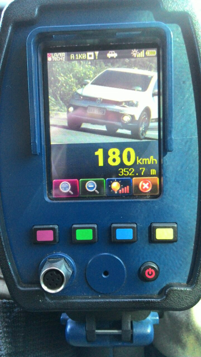 O flagrante foi na tarde de ontem e o valor da multa é de R$ 574, com suspensão da CNH. No local a velocidade permitida é de 100 km h. (Foto: PRF/MS)