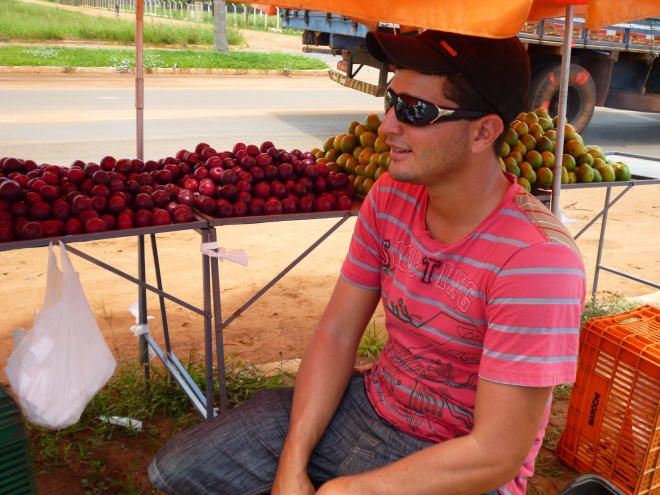 Jovens do Paraná tentam ganhar dinheiro vendendo frutas em TL Alessandro Siqueira explica a dificuldade em encontrar trabalho no Paraná