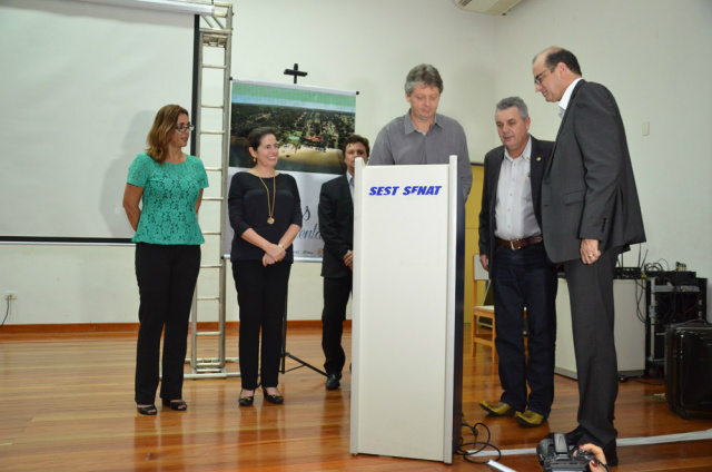 Jaime Ferruck, secretário de meio ambiente e desenvolvimento, no momento que assinava a carta de apoio. (Foto: Assessoria Fibria | MS) 