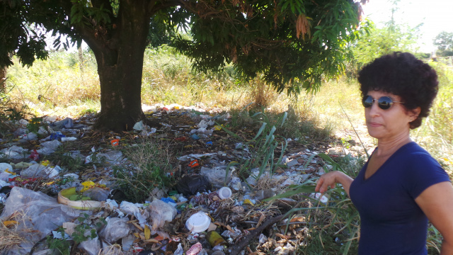 Terreno em área central de Três Lagoas vira depósito de lixo A servidora pública, Romilda Ferreira Momenti acompanhou a equipe de reportagem até o local para mostrar a situação que pode ser acompanhadas nas imagens da galeria (Fotos: Ricardo Ojeda)